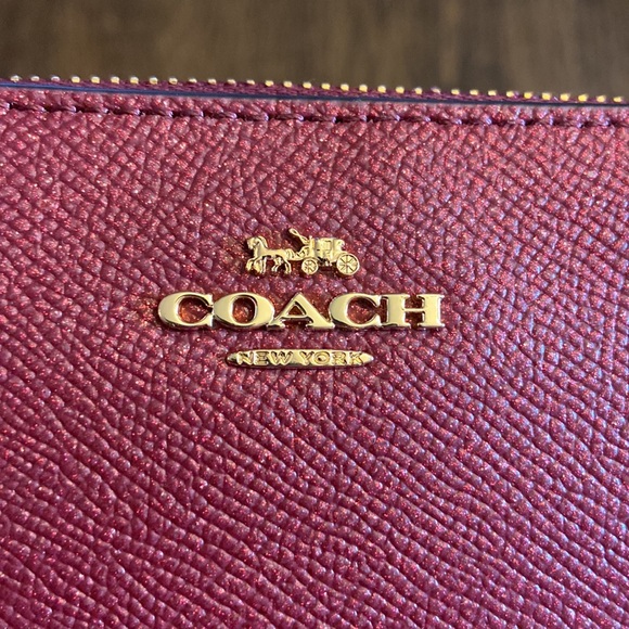 NEW Boxed Corner Zip Wristlet and charms - Picture 8 of 10